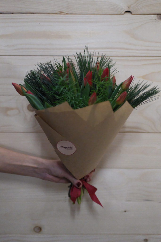 Dekoratørens tulipanbukett rød
