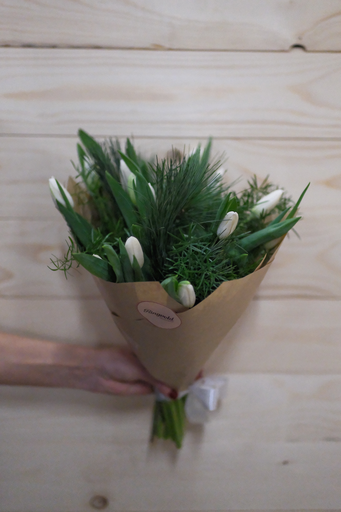 Dekoratørens tulipanbukett hvit
